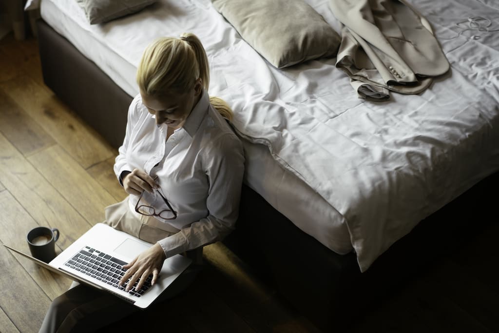 Frau arbeitet im Hotelzimmer